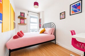 A room with a bed, a desk, and a window. - Bright artistic flat in Central London (London)