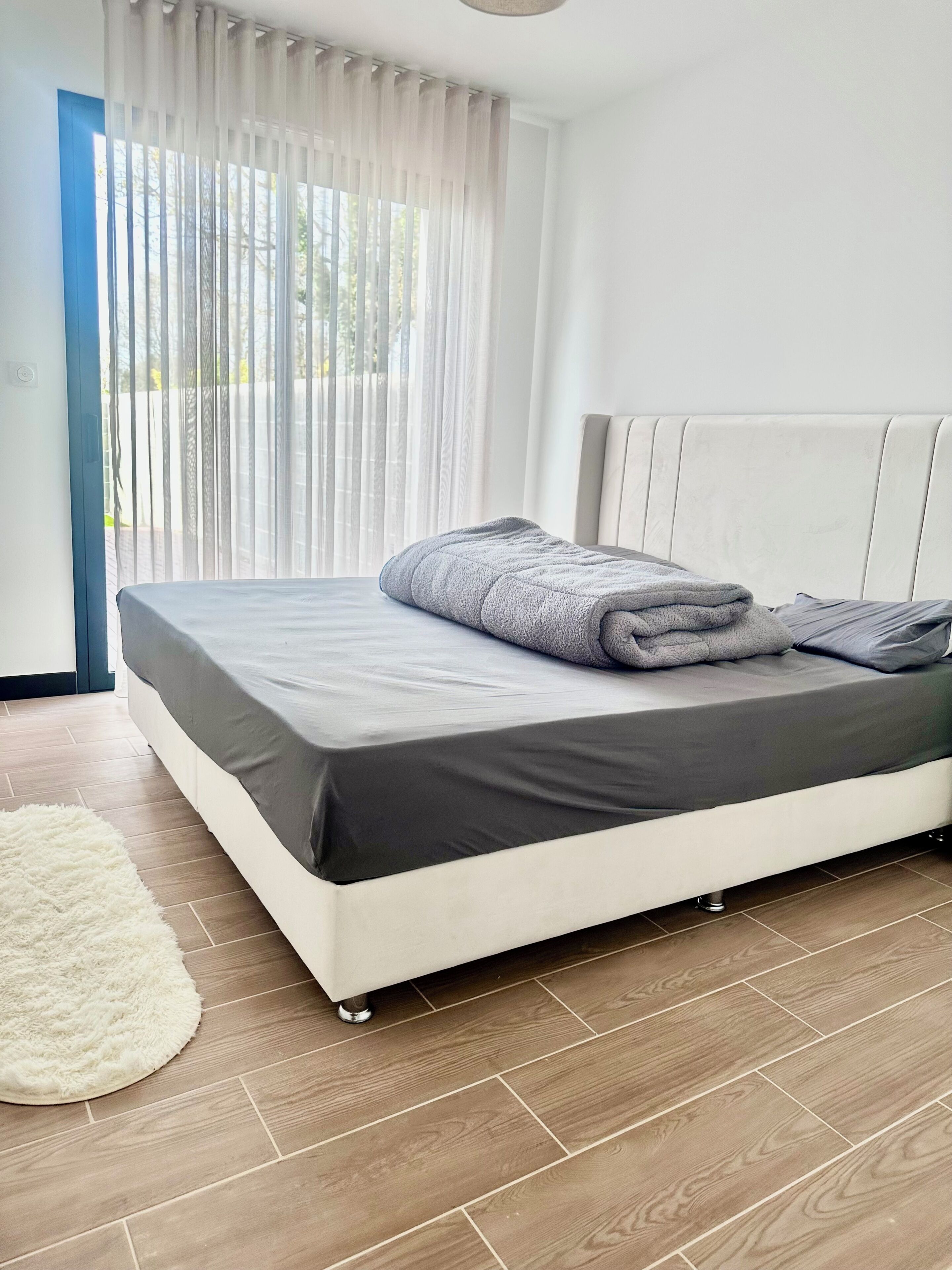 5 bedrooms, iron/ironing board, bed sheets