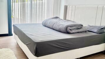 5 bedrooms, iron/ironing board, bed sheets