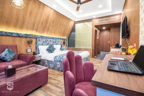 Desk, laptop workspace, free WiFi - Sentosa Cove-River Front Luxury Resort  (Pahalgam)