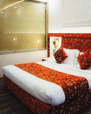 Desk, laptop workspace, free WiFi - Sentosa Cove-River Front Luxury Resort  (Pahalgam)