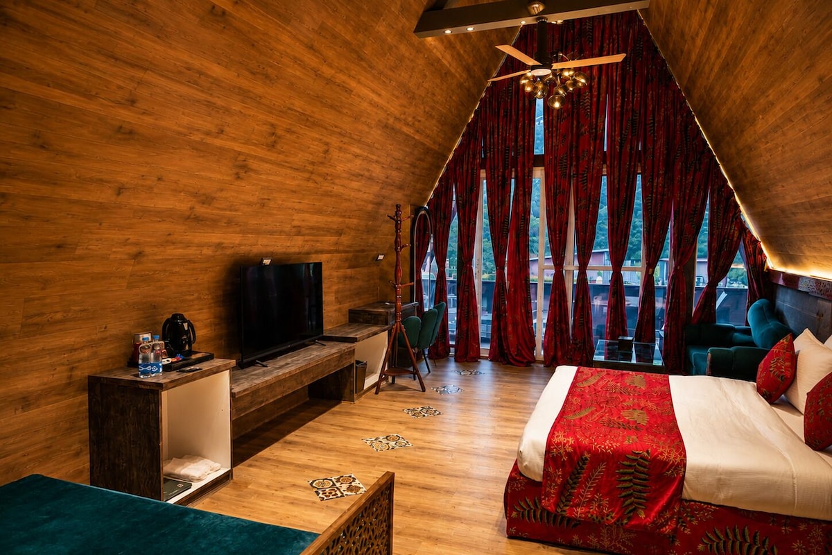 Luxury Balcony Suite : Himalayan View | 办公桌、笔记本电脑工作区、免费 WiFi