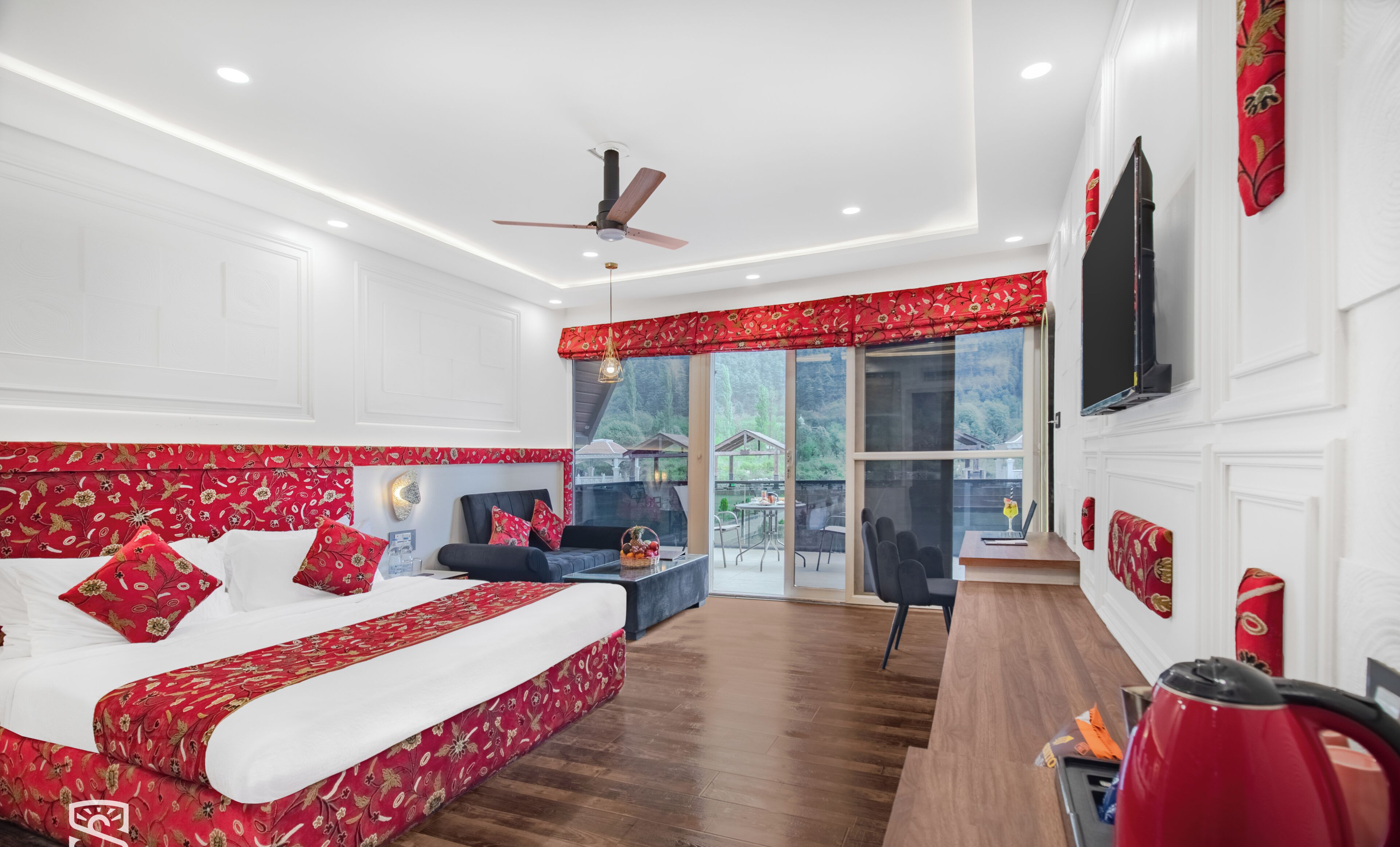 Premium room with Balcony Himalayan View | 办公桌、笔记本电脑工作区、免费 WiFi