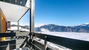 A balcony with a view of snow-covered mountains and a clear sky. - Scenic Mountain Stay for Four (La Léchère)