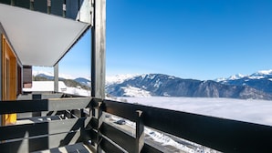 A balcony with a metal railing overlooking a snowy mountain landscape. - Chic Duplex Apartment in Doucy (La Léchère)