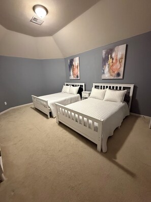 5 habitaciones, tabla de planchar con plancha, wifi y ropa de cama 