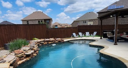 Spacious 5 BR house in Grand Prairie with pool. 16 miles from AT&T Stadium.