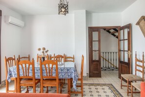 Dining - El Corralón de Severo – Spacious Rural House for Groups (Hinojales)