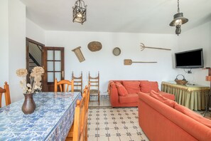 TV, fireplace - El Corralón de Severo – Spacious Rural House for Groups (Hinojales)