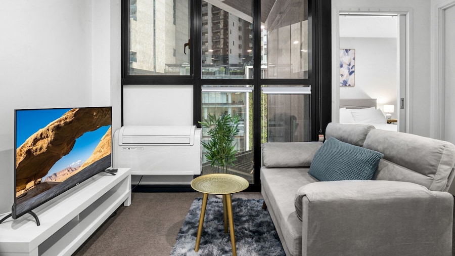 Elevated 1-bed Retreat Near Crown