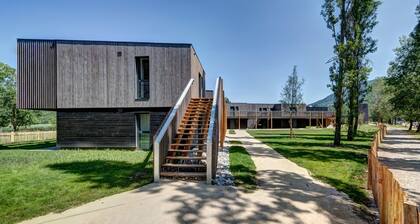 8-person Savoie Family Retreat