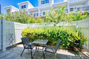 Outdoor dining - 2BR/2BA Peaceful Retreat, Patio, Walk to Beach (West Bay)