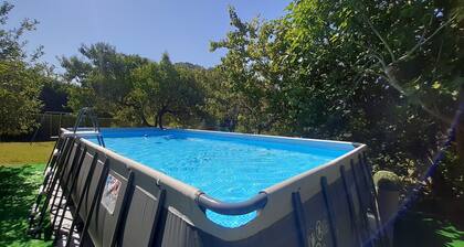 House In The Green app. Broom.Surrounded by nature, with swimming pool, pets allowed.