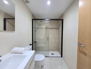 Shower, hair dryer, bidet, towels - HomeHolidaysRentals Brisol - Costa Barcelona (Pineda de Mar)