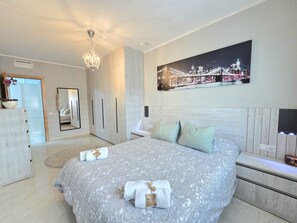 Iron/ironing board, free WiFi, bed sheets - HomeHolidaysRentals Brisol - Costa Barcelona (Pineda de Mar)