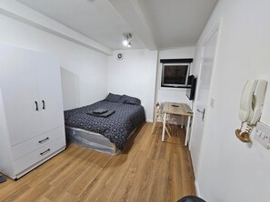 1 bedroom, iron/ironing board, free WiFi, bed sheets - Lovely Boutique Modern Studio Flat (Entire Place) (London)