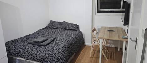 1 Schlafzimmer, BĂŒgeleisen/BĂŒgelbrett, kostenloses WLAN, BettwĂ€sche