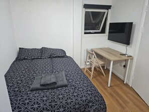 1 habitación, tabla de planchar con plancha, wifi gratis y ropa de cama