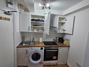Fridge, microwave, oven, coffee/tea maker - Lovely Boutique Modern Studio Flat (Entire Place) (London)