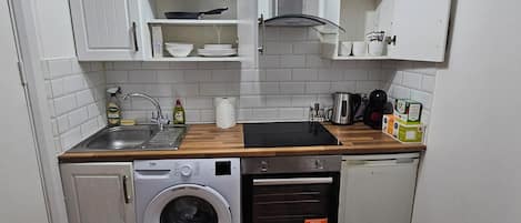 Refrigerador, microondas, horno y cafetera y tetera