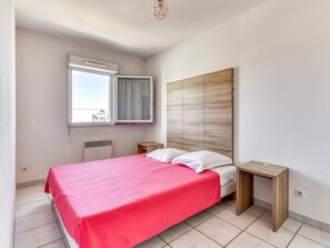 House | 2 bedrooms - Pool View Apartment for Six (Le Grau-Du-Roi)