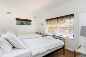 House | 2 bedrooms - Metawise Stylish 2-bedroom Home With Easy CBD Ac (Point Clare)