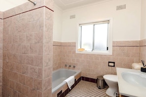 House | 2 bedrooms - Metawise Stylish 2-bedroom Home With Easy CBD Ac (Point Clare)