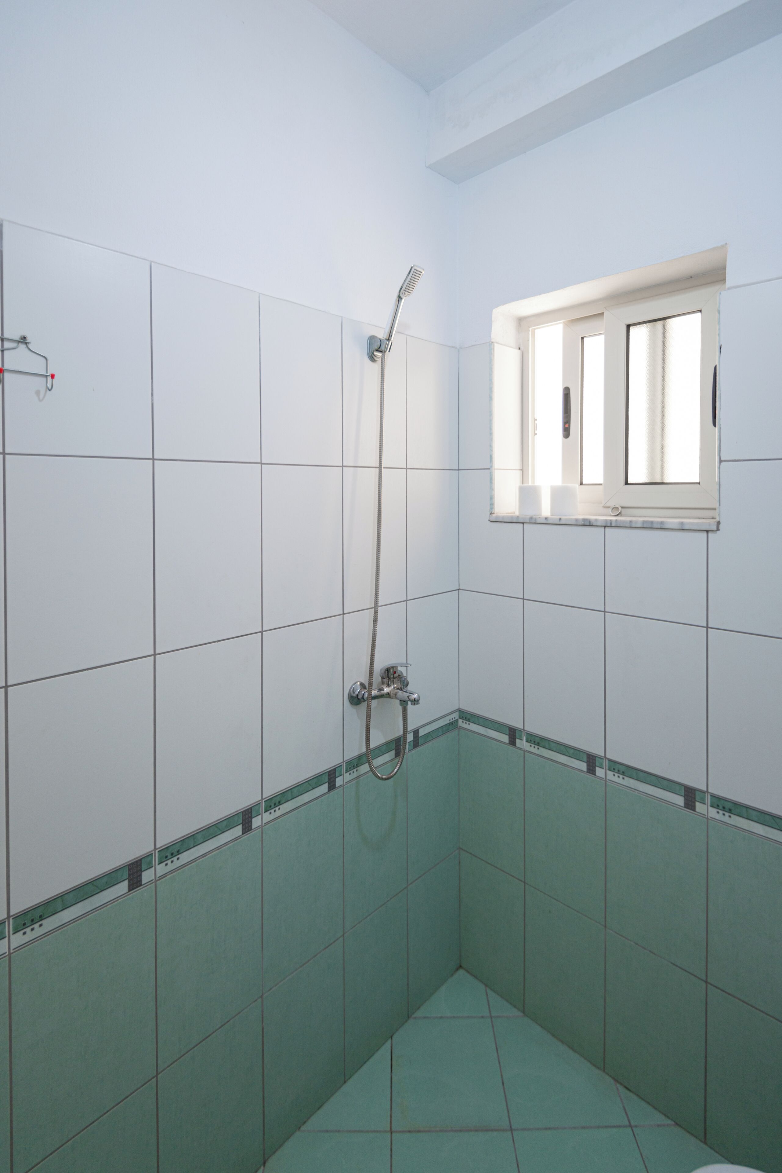 Bathtub, towels, soap, shampoo