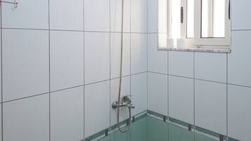 Bathtub, towels, soap, shampoo