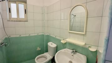 Bañera, toallas, jabón, shampoo