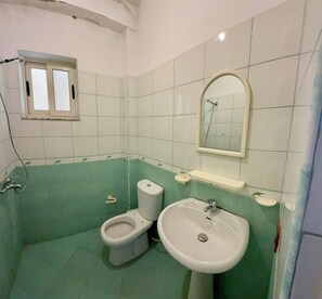 Bathtub, towels, soap, shampoo