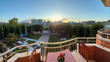 Comfort Triple Room, Balcony, Garden View | Outdoor dining