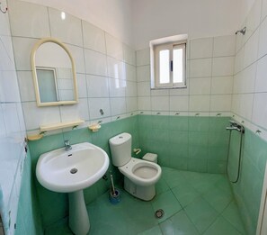 Kolmen hengen comfort-huone, parveke, näköala puutarhaan | Kylpyhuone | Kylpyamme, pyyhkeet, saippua, sampoo