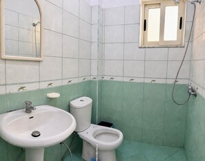 Comfort Triple Room, Balcony, Garden View | Bathroom - Serxhio Apartments Golem (Golem)