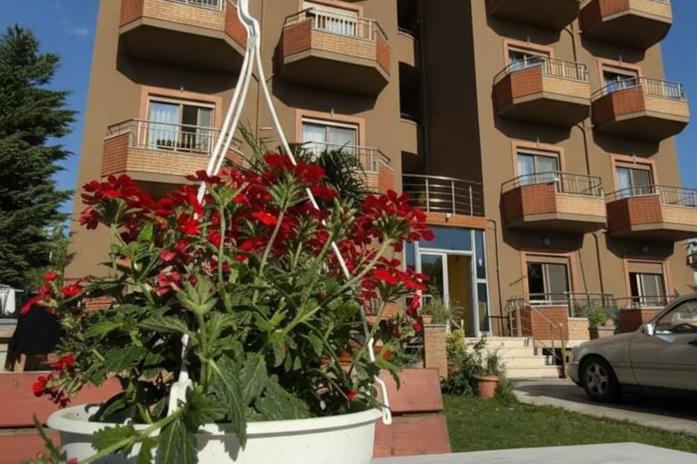 Serxhio Apartments Golem