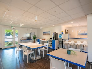 A modern restaurant with white and blue decor, a coffee machine, and a water dispenser. - Spacious House for 6 in Parentis (Parentis-en-Born)