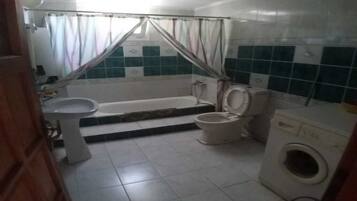 Sèche-cheveux, bidet, serviettes fournies, savon