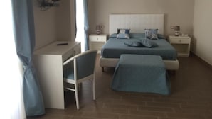A bedroom with a bed, a desk, and a chair. - hotel santt'anna (Floresta)