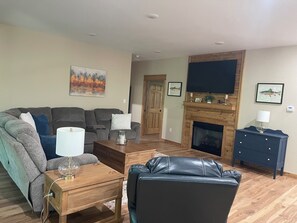 Smart TV - Awesome River Front House 3 Bedroom, 3 Full Bathrooms, W Covered Porch and Dock (Pangburn)
