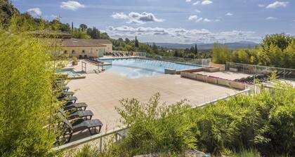 Provencal Retreat With Balcony, Pool Access