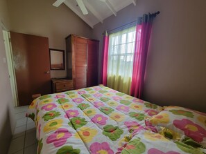 Tabla de planchar con plancha, internet y ropa de cama 