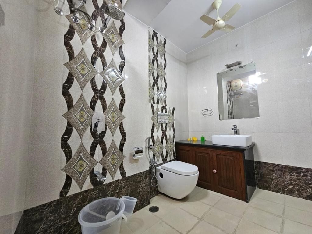 Chambre Deluxe avec lits jumeaux, balcon, vue sur la ville | Salle de bain | Douche, articles de toilette (gratuits), séchoir à cheveux, pantoufles