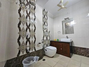 Chambre Deluxe avec lits jumeaux, balcon, vue sur la ville | Salle de bain | Douche, articles de toilette (gratuits), séchoir à cheveux, pantoufles