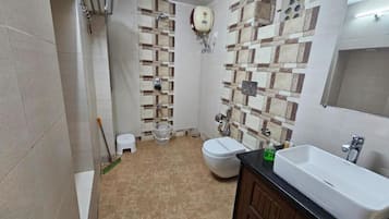 Ducha, artículos de tocador gratuitos, secador de pelo, pantuflas