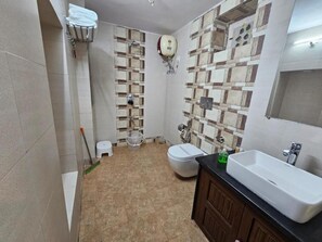 Deluxe Double or Twin Room, Balcony, Mountain View | Bathroom - Khamma Heritage (Jodhpur)