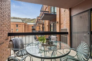 Outdoor dining - Shadow Ridge Alpine Retreat | Steam Shower + Fireplace (Park City)