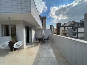 Apartamento | Restaurante al aire libre