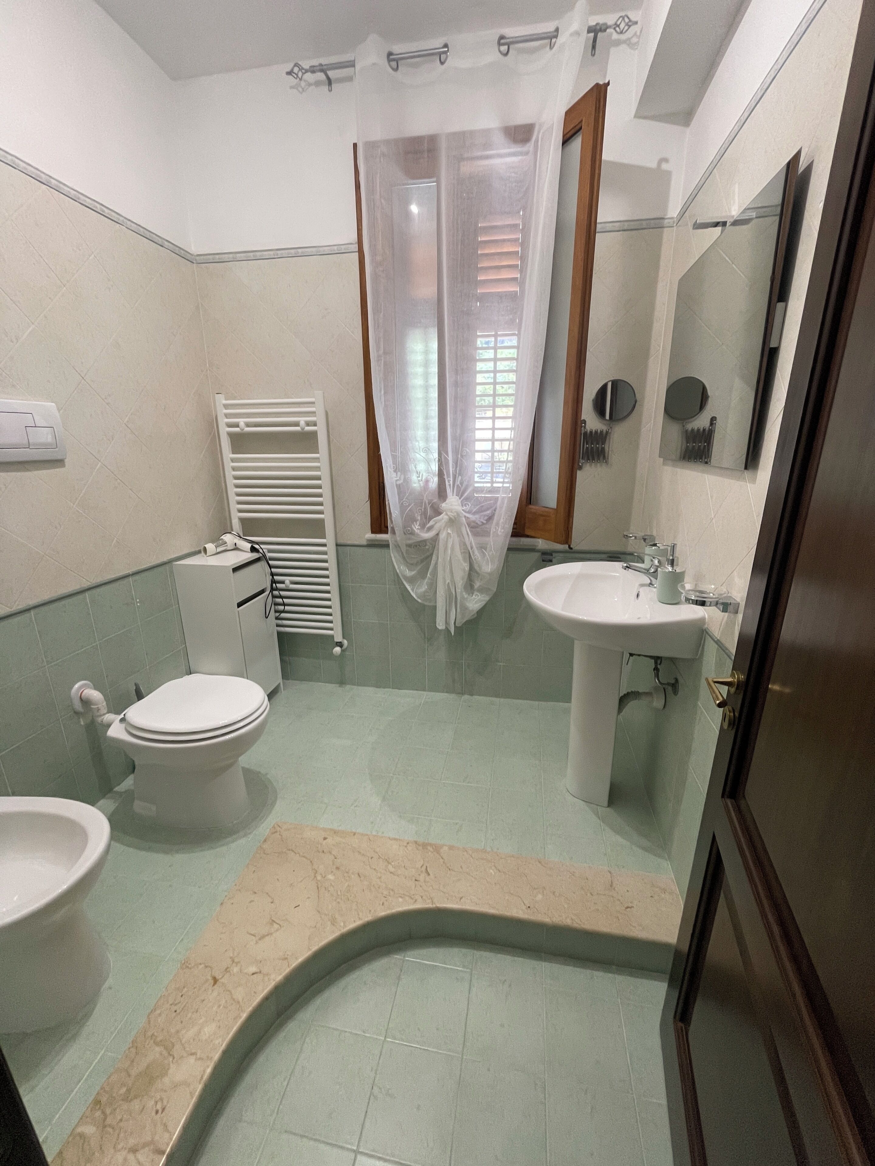 Asciugacapelli, bidet, asciugamani, sapone
