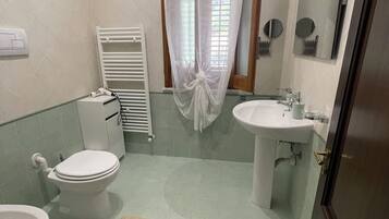Asciugacapelli, bidet, asciugamani, sapone