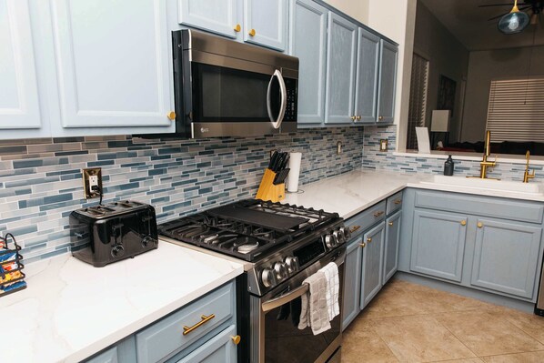 Coffee/tea maker, fridge, microwave, oven